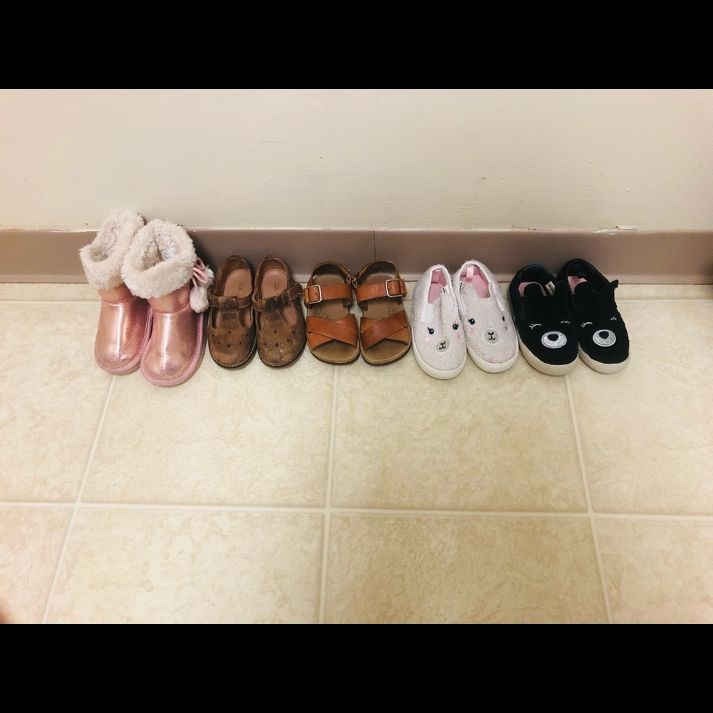 5 pairs. Size 7. 2 pair are leather. Zara.Carter’s